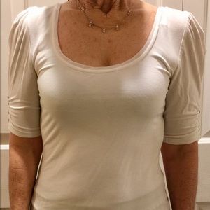 White scoop neck shirt sleeve fitted shirt